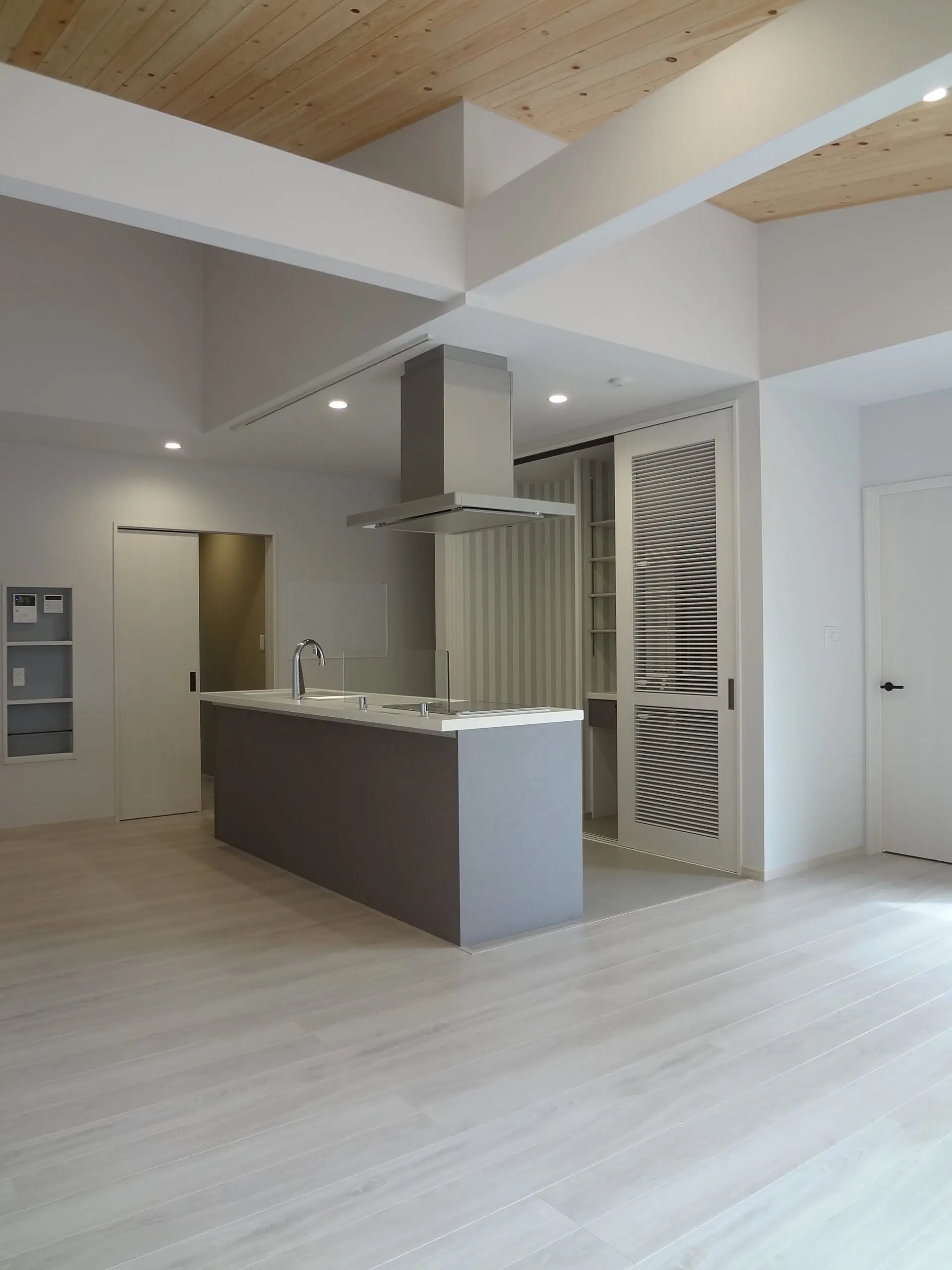 天井が高い開放的なキッチン｜建築家と建てる理想の平屋住宅を成功させるには｜間取り設計の工夫と理想の建築家の探し方