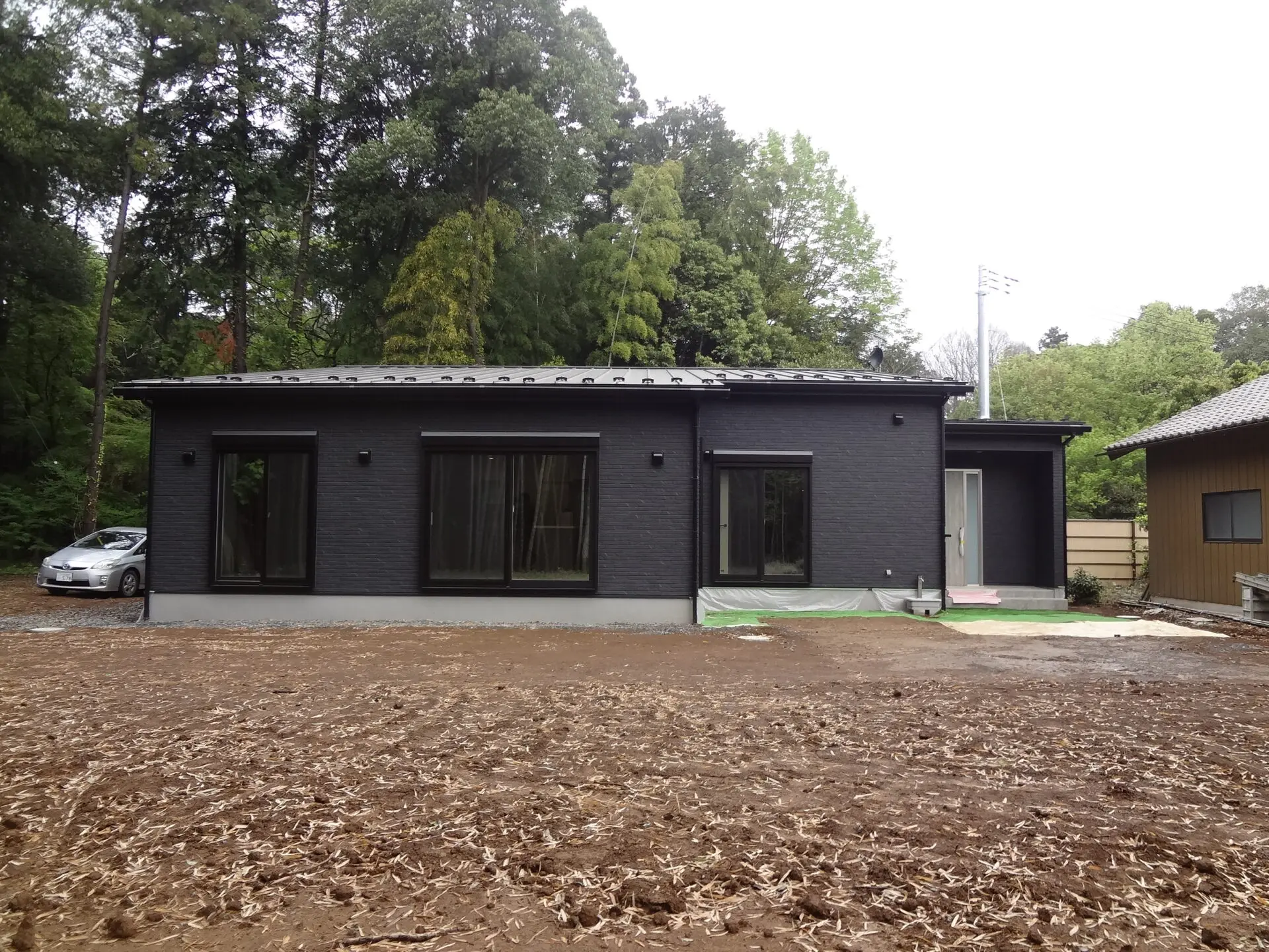 外観|平屋の外観をシンプルに、美しく整える方法|素材・ライン・窓配置で変わる住まいの印象