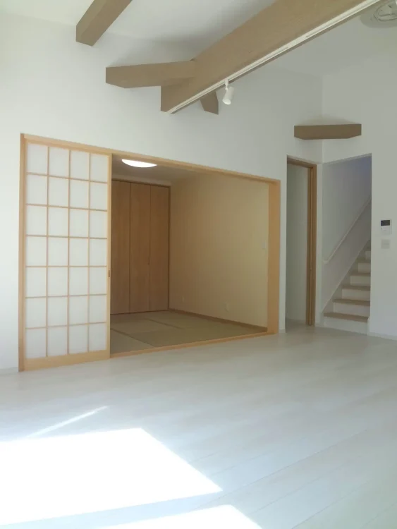 木目の収納扉と障子戸｜「リビング横の和室」のおしゃれな間取り実例｜使い方アイデア・洋室と一体化する際の注意点を解説