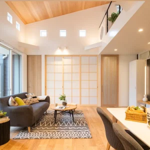 吹き抜けリビング｜吹き抜けを快適に保つ設計のポイント｜「エアコン効率」と「寒さ対策」を重視した家づくり