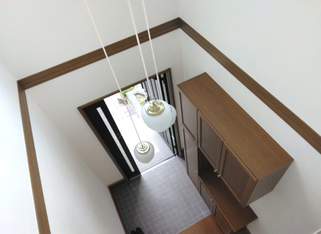 玄関の吹き抜けのメリット・デメリット|後悔しやすいポイントと快適にする6つのアイデアも紹介