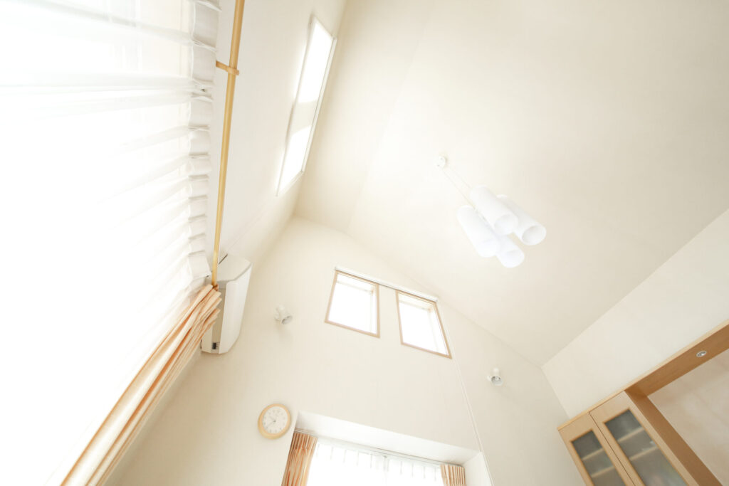 吹き抜けを快適に保つ設計のポイント|「エアコン効率」と「寒さ対策」を重視した家づくり