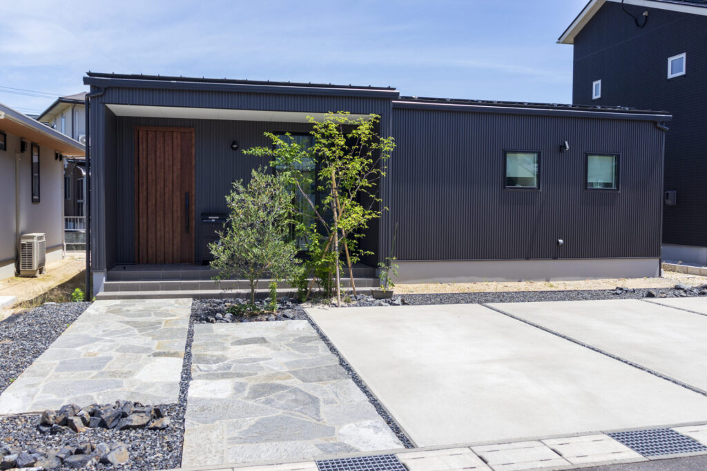 外観|平屋の外観をシンプルに、美しく整える方法|素材・ライン・窓配置で変わる住まいの印象