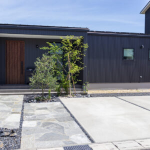 外観｜平屋の外観をシンプルに、美しく整える方法｜素材・ライン・窓配置で変わる住まいの印象