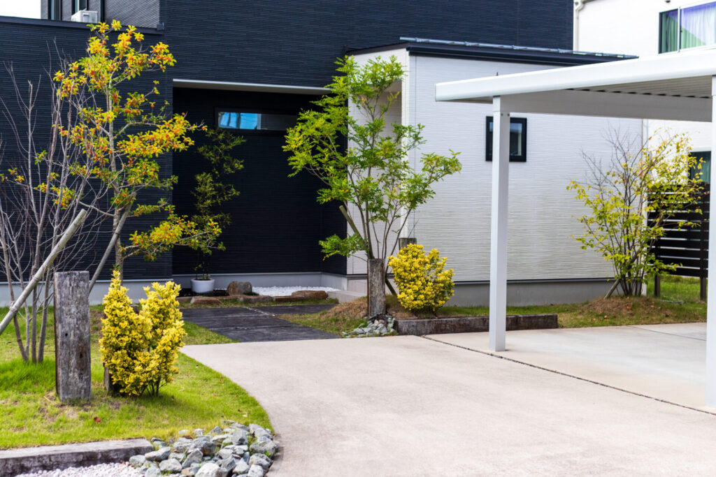 外観|平屋の外観をシンプルに、美しく整える方法|素材・ライン・窓配置で変わる住まいの印象