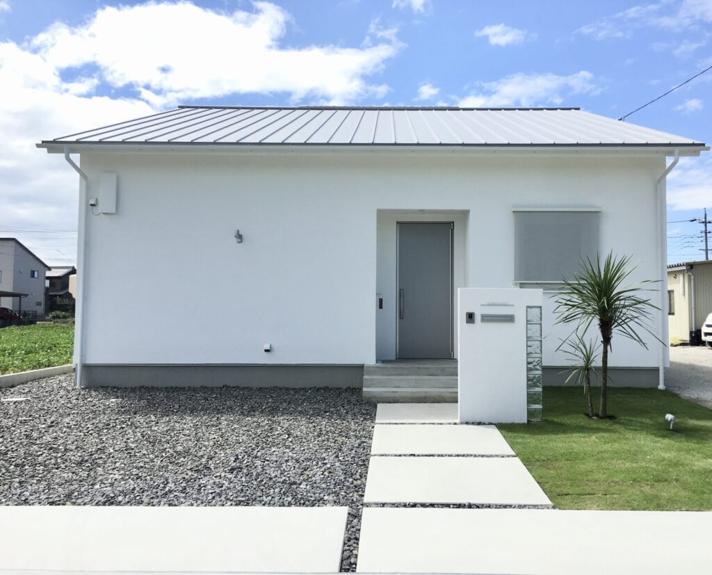 外観|平屋の外観をシンプルに、美しく整える方法|素材・ライン・窓配置で変わる住まいの印象