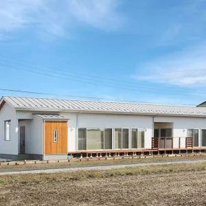 和モダンな平屋は『軒』で差がつく｜屋根・外壁・木目を整える外観設計を解説