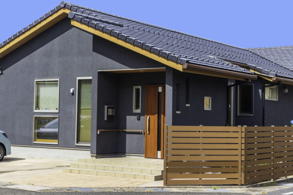 和モダンな平屋は『軒』で差がつく｜屋根・外壁・木目を整える外観設計を解説