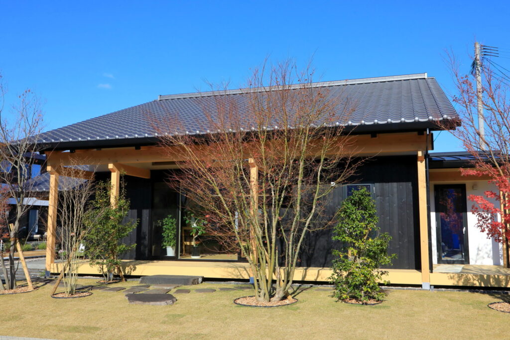 和モダンな平屋は『軒』で差がつく｜屋根・外壁・木目を整える外観設計を解説